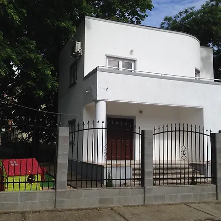 Будинок відпочинку Vila Lotus *